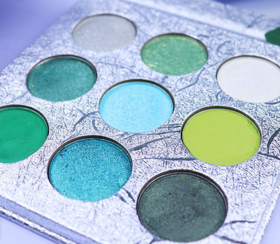 Eyeshadow palette with 9 shades