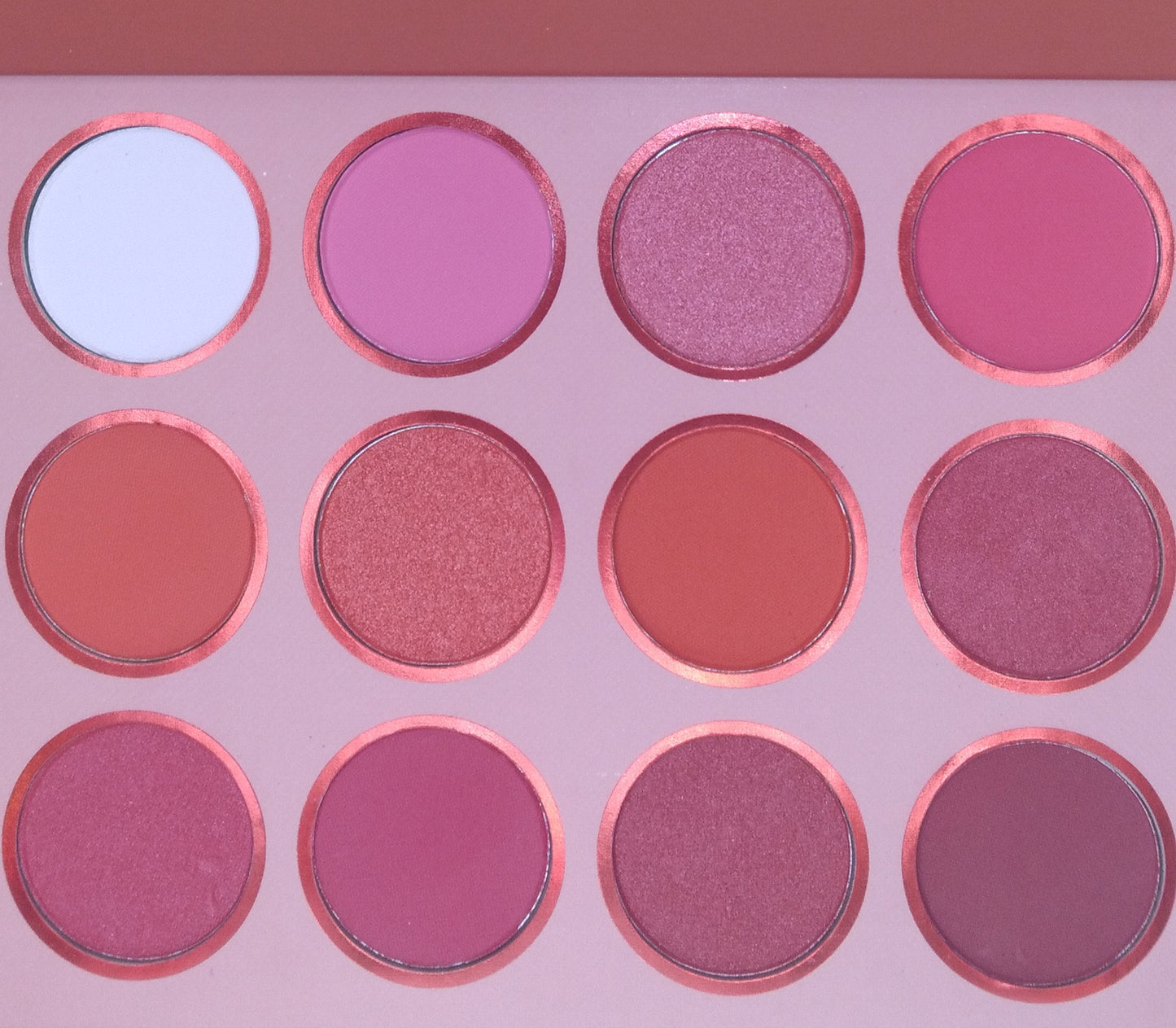 Eyeshadow palette with 12 shades