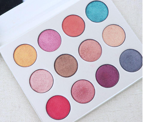 Eyeshadow palette with 12 shades (White)