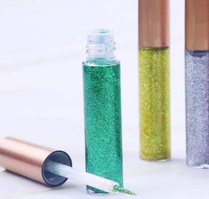 Liquid eyeliner with glitter