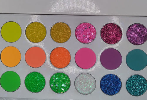 Eyeshadow palette with 18 shades